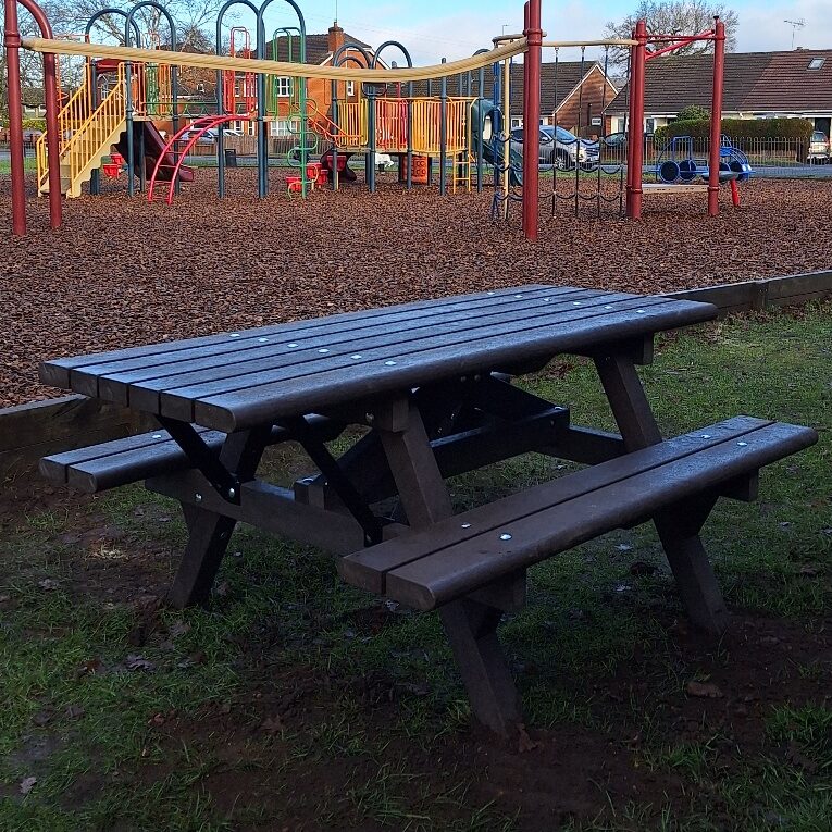 Photo of new picnic bench at Frogmore